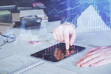 Bir adamın elini tutarken ve dijital bir cihaz ve ön grafik çizimi kullanırken çift pozlama. Finansal piyasa kavramı.