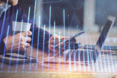 Bir adamın elini tutarken ve bir telefon ve mali grafik çizimi kullanırken çift pozlama. Analiz kavramı.