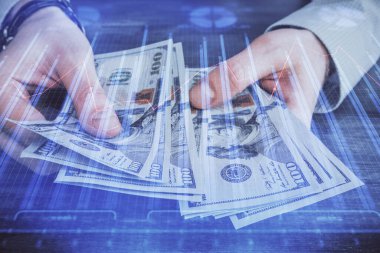 Finansal grafiğe çoklu pozlama hologram, Amerikan dolarları ve insan eli. Analiz kavramı.