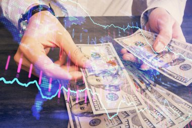 Finansal grafiğe çoklu pozlama hologram, Amerikan dolarları ve insan eli. Analiz kavramı.