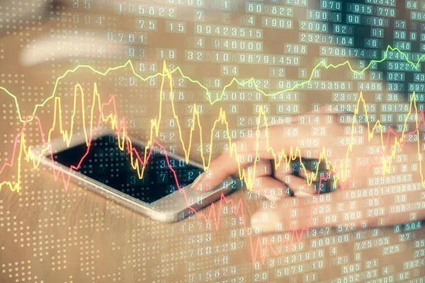Ön x çizelgesine çift pozlama, hologram çizimi ve cep telefonu kullanan bir kadın. Finansal piyasa kavramı.