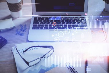 Bilgisayarın arka planda ve teknik tema çiziminde çoklu pozlama. Büyük veri kavramı.