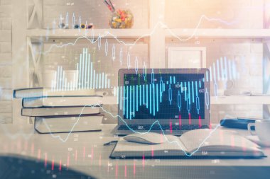 Arka planda eski pazar grafik hologramı ve kişisel bilgisayar var. Çifte maruziyet. Yatırım kavramı.