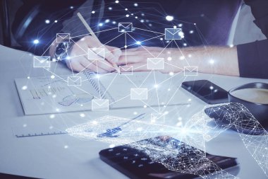 El altyapısı üzerinde soyut dijital harf hologramı. E-posta pazarlama konsepti. Çift pozlama