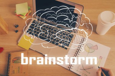 Yaratıcı başlangıç konsepti hologram insan eli arka planı ile çoklu pozlama.