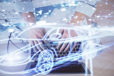 İş adamının arka planda bilgisayar üzerinde çalıştığı otomobil temalı çizim. Otomatik pilot taksi kavramı. Çoklu pozlama.