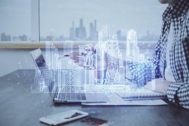 Arka planda bilgisayar üzerinde çalışan bir iş adamı ile yüksek teknoloji şehir çizimi. Akıllılık konsepti. Çift pozlama.