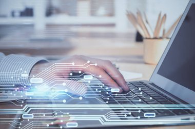 Teknoloji temalı dizüstü bilgisayarla çalışan bir iş adamı. Büyük veri kavramı. Çift pozlama.