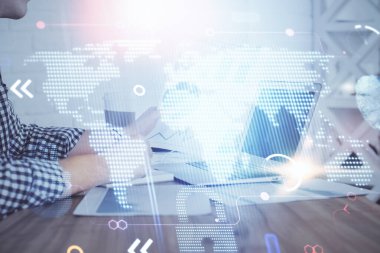 Arka planda bilgisayarla çalışan bir adamla dünya haritası hologramına çoklu maruz kalma. Dünya çapında ağ kavramı.