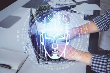 Bilgisayar geçmişi ve beyin temalı hologramı olan bir adam. Beyin fırtınası kavramı. Çift pozlama.