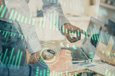 Teknoloji temalı hologramda arka planda çalışan bir adam var. Yüksek teknoloji konsepti. Çoklu pozlama.