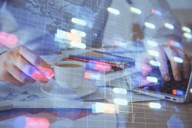 Veri temalı hologramın arka planda bilgisayarla çalışan bir adam tarafından çifte maruz bırakılması. Yenilik kavramı.