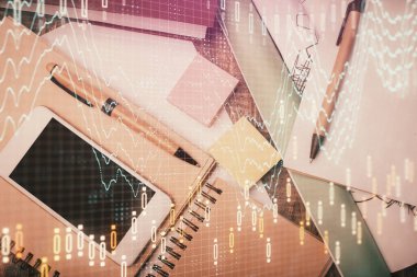 Forx grafik hologramının telefonlu masaüstü üzerinde çoklu pozlandırılması. Üst Manzara. Mobil ticaret platformu kavramı.