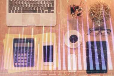 Masaüstünde telefonlu ön x grafik hologramına çift pozlama. Üst Manzara. Mobil ticaret platformu kavramı.