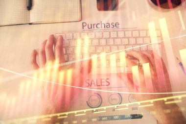 Dizüstü bilgisayarda klavye ve forx grafik hologram çizimlerini yazarken çift pozlama. Üst Manzara. Finans piyasası kavramı.
