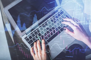 Bilgisayar ve ön x çizim hologramı üzerinde çalışan kadın elleri çift pozlama. Üst Manzara. Mali analiz kavramı.