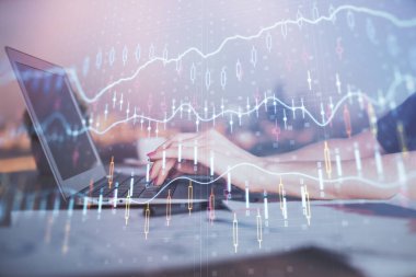 İş kadını ellerinin bilgisayar ve ön x çizelge hologramı çizimlerinde çifte pozlama. Mali analiz kavramı.