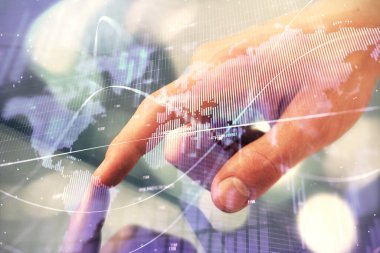 Bir adamın el ele tutuşması ve telefon ve finansal çizim kullanması. Pazar analizi kavramı.