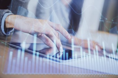 Önx grafik çizimine çifte maruz kalma ve kadın ve erkeğin birlikte çalışarak mobil bir cihaz kullanması. Ticaret konsepti.