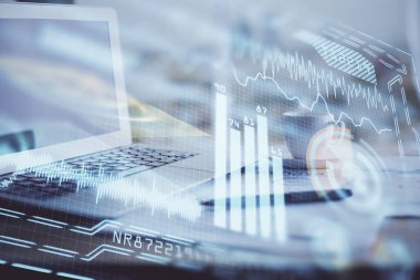 Bilgisayar, teknoloji temalı hologramla birlikte ofiste. Çifte maruziyet. Teknoloji kavramı.