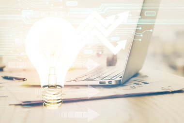 Bilgisayar ofisinde ampul simgesi hologramıyla birlikte. Çifte maruziyet. Fikir kavramı.