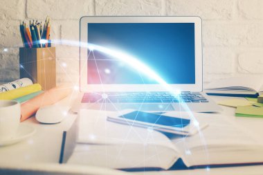 Sosyal ağ hologramıyla birlikte bilgisayar masaüstünde. Çoklu maruz kalma. Uluslararası insan ilişkileri kavramı.