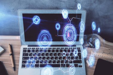 Masaüstü bilgisayarı ve teknoloji temalı holograma çift pozlama. Yazılım geliştirme kavramı.