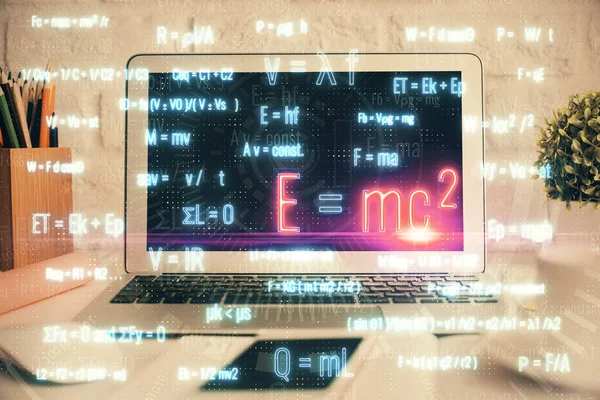Desktop-Computer Hintergrund und Formel Hologramm Schreiben. Doppelbelichtung. Bildungskonzept. — Stockfoto