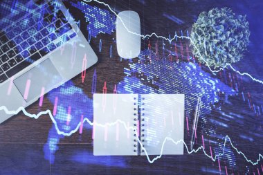 Borsa grafiği ve masa arkasındaki en üst görünüm bilgisayarı. Çifte maruziyet. Finansal eğitim kavramı.