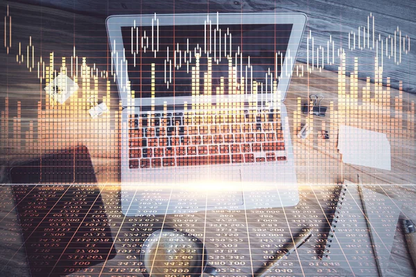 Doppelte Belichtung des Finanzdiagramms über den Tischhintergrund mit dem Computer. Forschungs- und Analysekonzept. Ansicht von oben. — Stockfoto