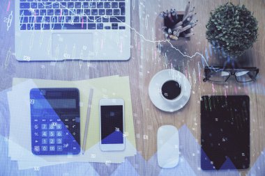 Masaüstünde telefonlu ön x grafik hologramına çift pozlama. Üst Manzara. Mobil ticaret platformu kavramı.