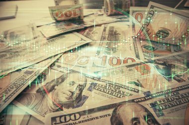 Forx grafiğinin çok sayıda görüntüsü bize dolar banknotları arka planında görünüyor. Finansal başarı piyasası kavramı.
