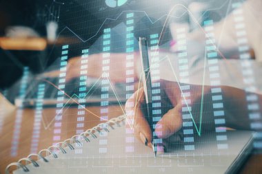 Ön x çizelgesinin arka plan notları alan insanların üzerini çizerken çift pozlama. Mali analiz kavramı