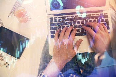 Dizüstü bilgisayar klavyesini ve ön x çizim hologramını yazarken çift pozlama. Üst Manzara. Finans piyasası kavramı.