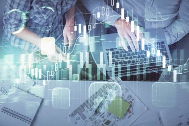 Kadın ve erkeğin birlikte çalıştığı çoklu pozlama ve grafik hologramı çizimi. Finansal analiz konsepti. Bilgisayar arkaplanı. Üst Görünüm.