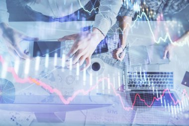 Birlikte çalışan kadın ve erkeğin çifte pozu ve finansal grafik hologramı çizimi. Pazar analizi konsepti. Bilgisayar arkaplanı. Üst Görünüm.