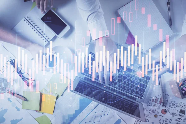 Multi exposición de manos mans tecleando sobre el teclado de la computadora y el dibujo del holograma gráfico forex. Vista superior. Concepto de mercados financieros. — Foto de Stock