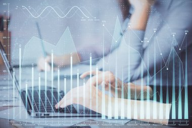 Bilgisayarda ve finansal grafik hologramında yazı yazan kadın ellerine çok maruz kalmış. Borsa analizi kavramı.