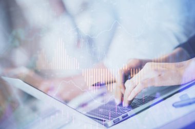 Bilgisayarda ve ön x grafik hologram çiziminde kadın eli yazarken çift pozlama. Borsa yatırım kavramı.