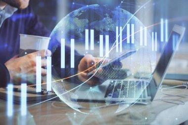 Bir adamın elini tutarken ve bir telefon ve finansal grafik çizimi kullanırken çift pozlama. Analiz kavramı.