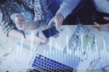 Önx grafik çizimine çifte maruz kalma ve kadın ve erkeğin birlikte çalışarak mobil bir cihaz kullanması. Ticaret konsepti.