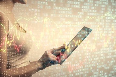Ön x çizelgesine çift pozlama, hologram çizimi ve cep telefonu kullanan bir kadın. Finansal piyasa kavramı.