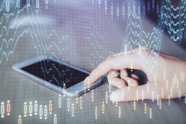 Ön x çizelgesine çift pozlama, hologram çizimi ve cep telefonu kullanan bir kadın. Finansal piyasa kavramı.
