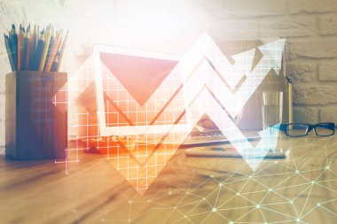 Bilgisayar masaüstünde, okların hologramını gösteriyor. Çifte maruziyet. Başarı kavramı.