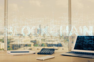Blockchain temalı holograma ve bilgisayar arkaplanlı masaya çift pozlama. Bitcoin şifreleme para birimi kavramı.