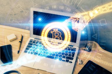 Blockchain temalı holograma ve bilgisayar arkaplanlı masaya çift pozlama. Bitcoin şifreleme para birimi kavramı.