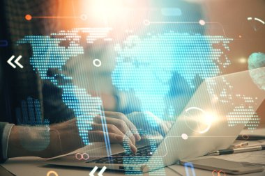 Arka planda bilgisayarla çalışan bir adamla dünya haritası hologramına çoklu maruz kalma. Dünya çapında ağ kavramı.