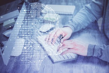 Bilgisayar geçmişi ve beyin temalı hologramı olan bir adam. Beyin fırtınası kavramı. Çift pozlama.