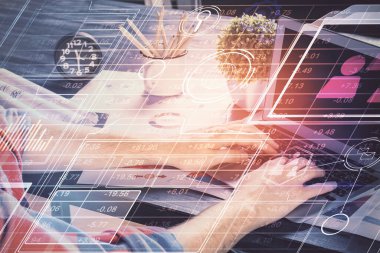 Bilgisayar geçmişi üzerinde çalışan bir adamla teknolojinin hologramına çifte maruz kalma. Büyük veri kavramı.