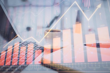 Finans şeması çizimine ve masaüstüne kahve ve masa arkasında eşyalar ile çifte pozlama. Önx piyasa ticareti kavramı